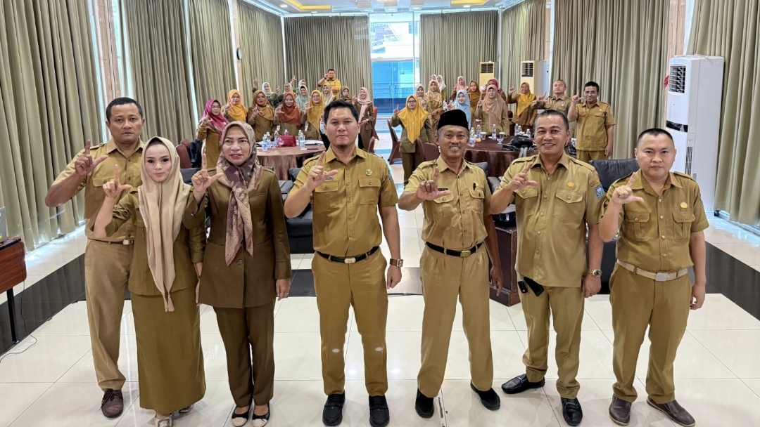 Kepala Dispusip OKU Ahmad Azhar SSTP MM bersama jajaran pejabat Dispusip OKU dan para pengelola perpustakaan SD se-Kabupaten OKU saat Workshop NPP dan SIPAPI 2025 di Hotel BIL Baturaja, Senin (21/7/2025). (Foto : ist)