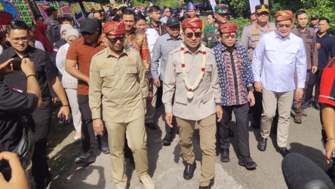 IMG_20251020_135033 Menteri Kebudayaan RI Dr. H. Fadli Zon, S.S., M.Sc. bersama Bupati OKU H. Teddy Meilwansyah meninjau kawasan situs Gua Harimau usai meresmikan Museum Gua Harimau di Desa Padang Bindu, Minggu (19/10/2025). (Foto : Lintasharian.com)