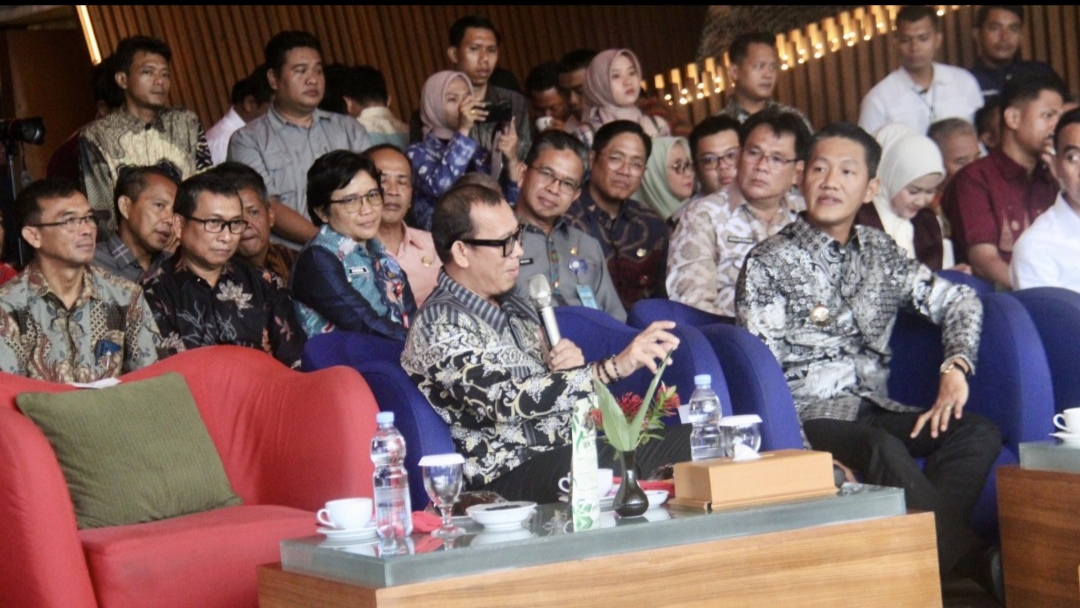 Bupati Ogan Komering Ulu (OKU) H. Teddy Meilwansyah memperkenalkan Kopi Liberika khas OKU yang memiliki cita rasa dan aroma khas, sebagai bagian dari upaya mendukung program Sumsel Mandiri Pangan.(foto : ist)