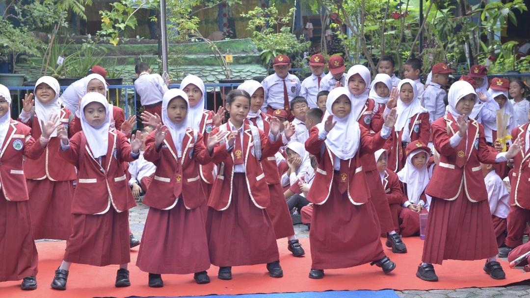 IMG_20251127_224530 Para siswa SDN 11 OKU tampil kompak membawakan persembahan seni pada peringatan Hari Guru Nasional dan HUT ke-80 PGRI, Rabu (25/11). (Foto : Lintasharian.com)
